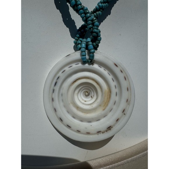Turquoise Beaded Elegant Dosinia Shell Pendant Necklace - Picture 4 of 8